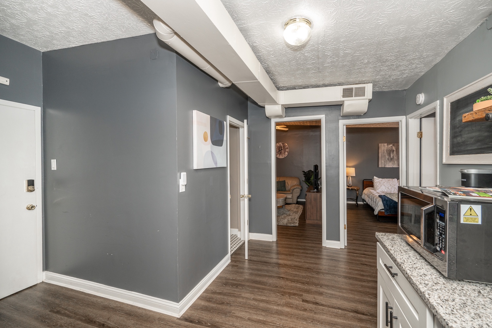 Enter this 3rd floor condo and find yourself in the well-equipped kitchenette