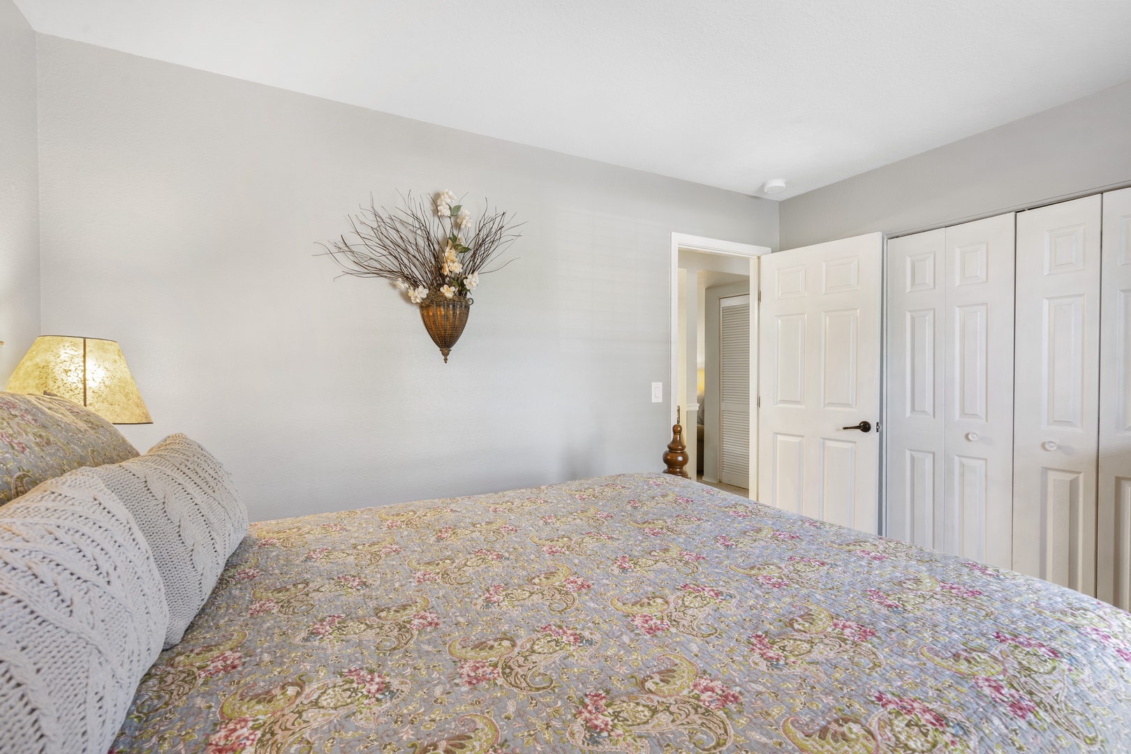Bedroom with Queen bed
