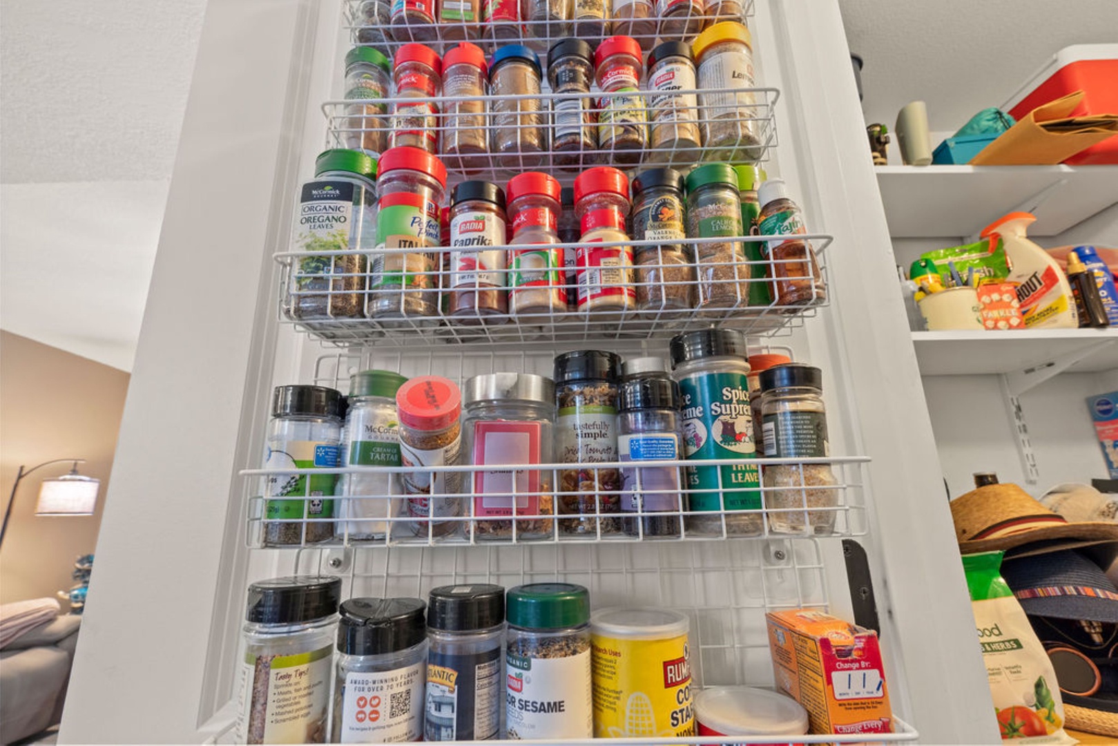 Convenient spice rack to make cooking easy and organized