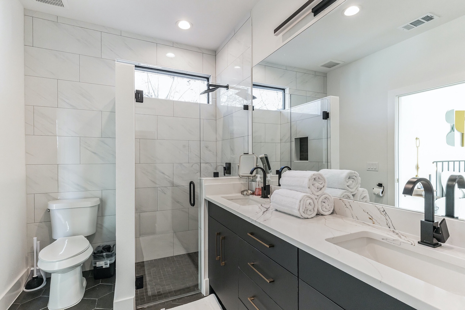En-suite bathroom with stand-up shower