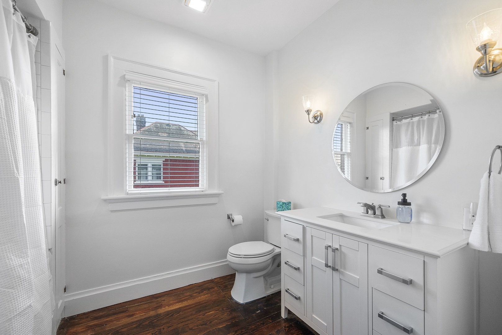 This full bath offers a large single vanity & shower/tub combo