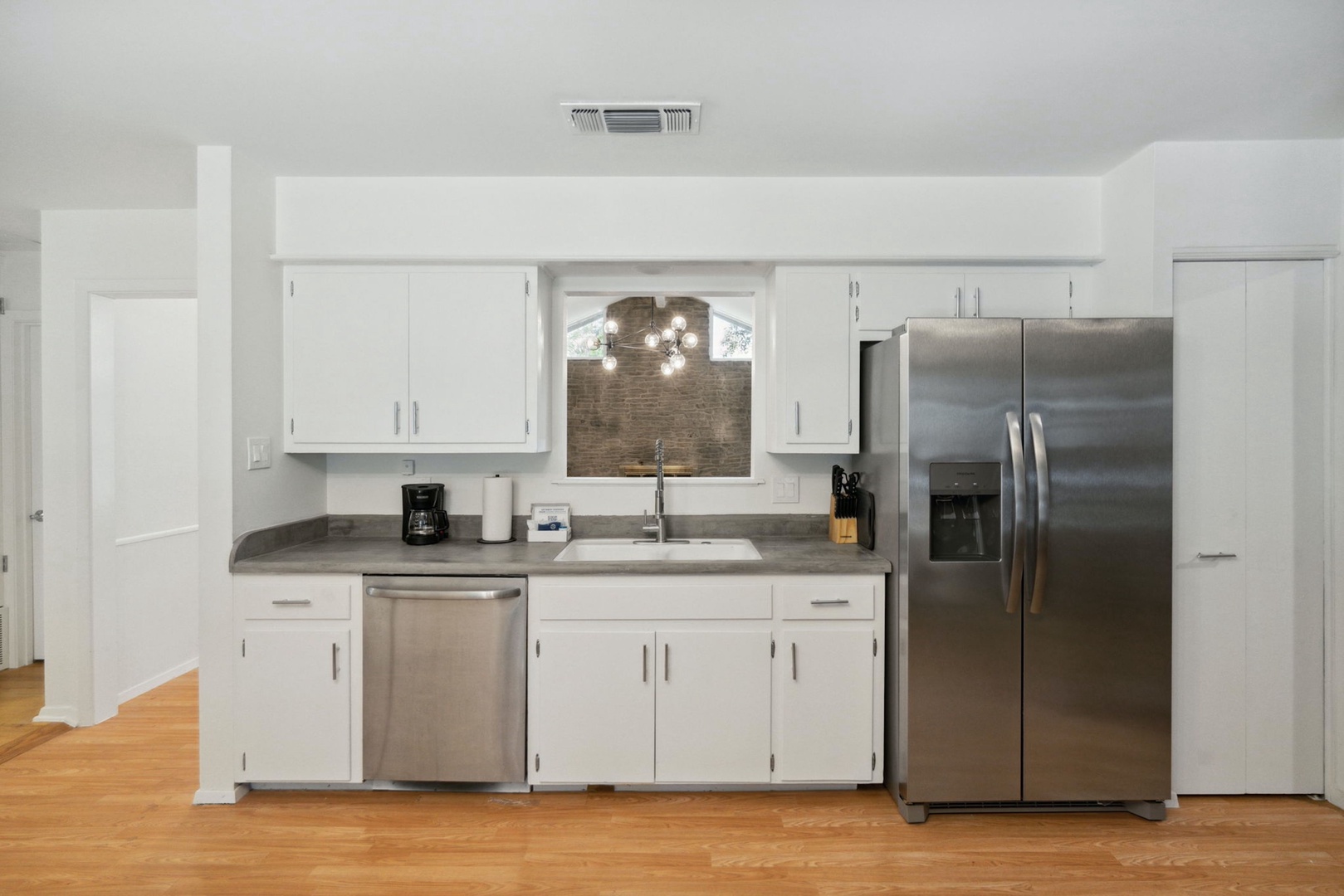 Fully equipped kitchen with additional seating