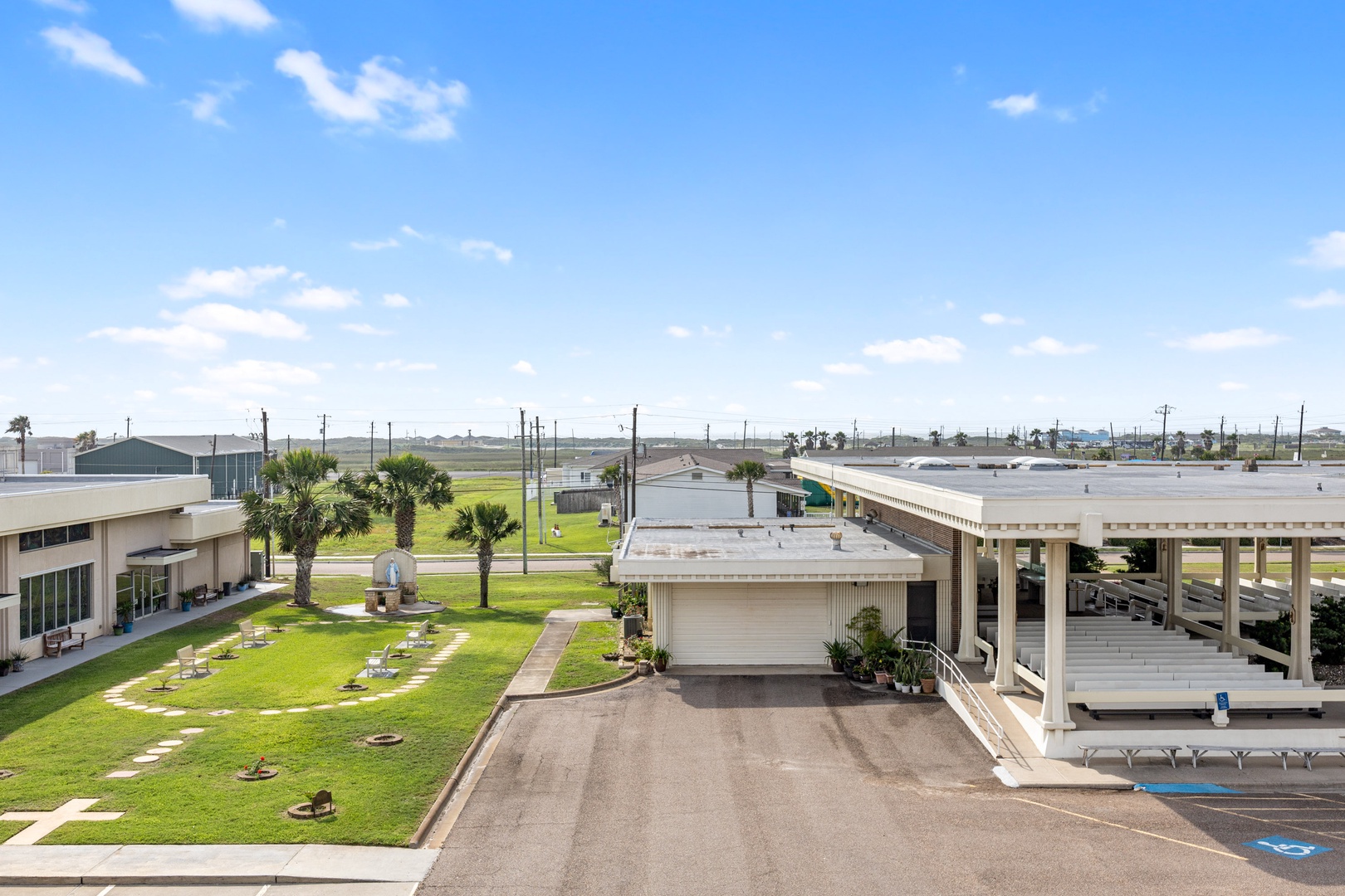 Convenient access to parking in the garage and parking lot