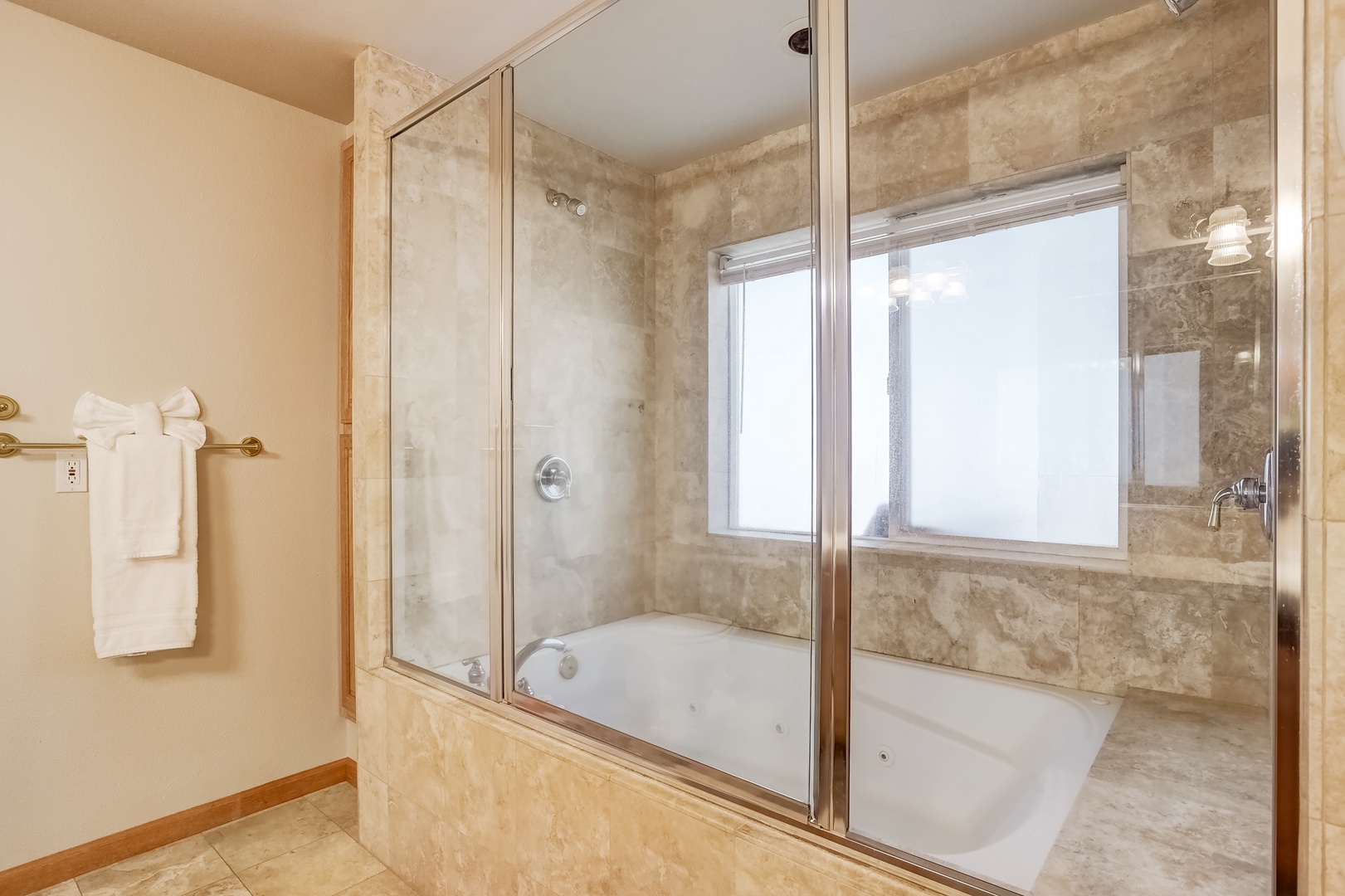 En suite bathroom with dual sinks and shower/tub combo