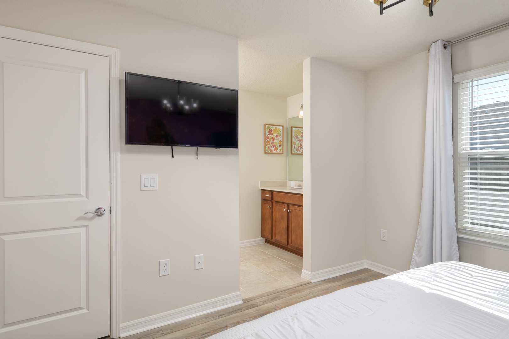 Get tangled in this 2nd floor king suite, offering a Smart TV and Jack & Jill bath