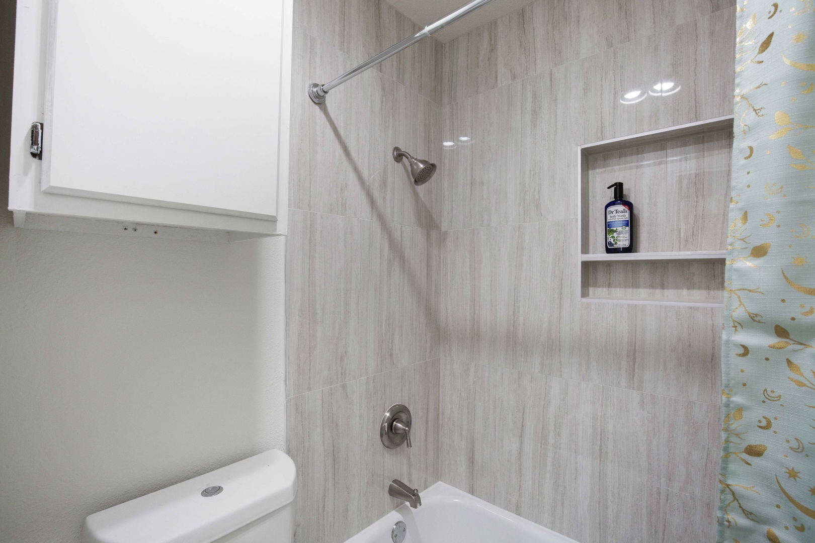En-suite bathroom with shower/tub combo