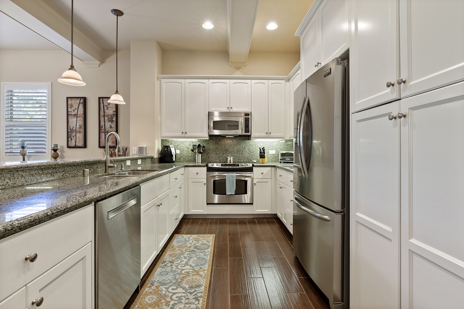 Kitchen has a coffee maker, toaster oven, blender & more!