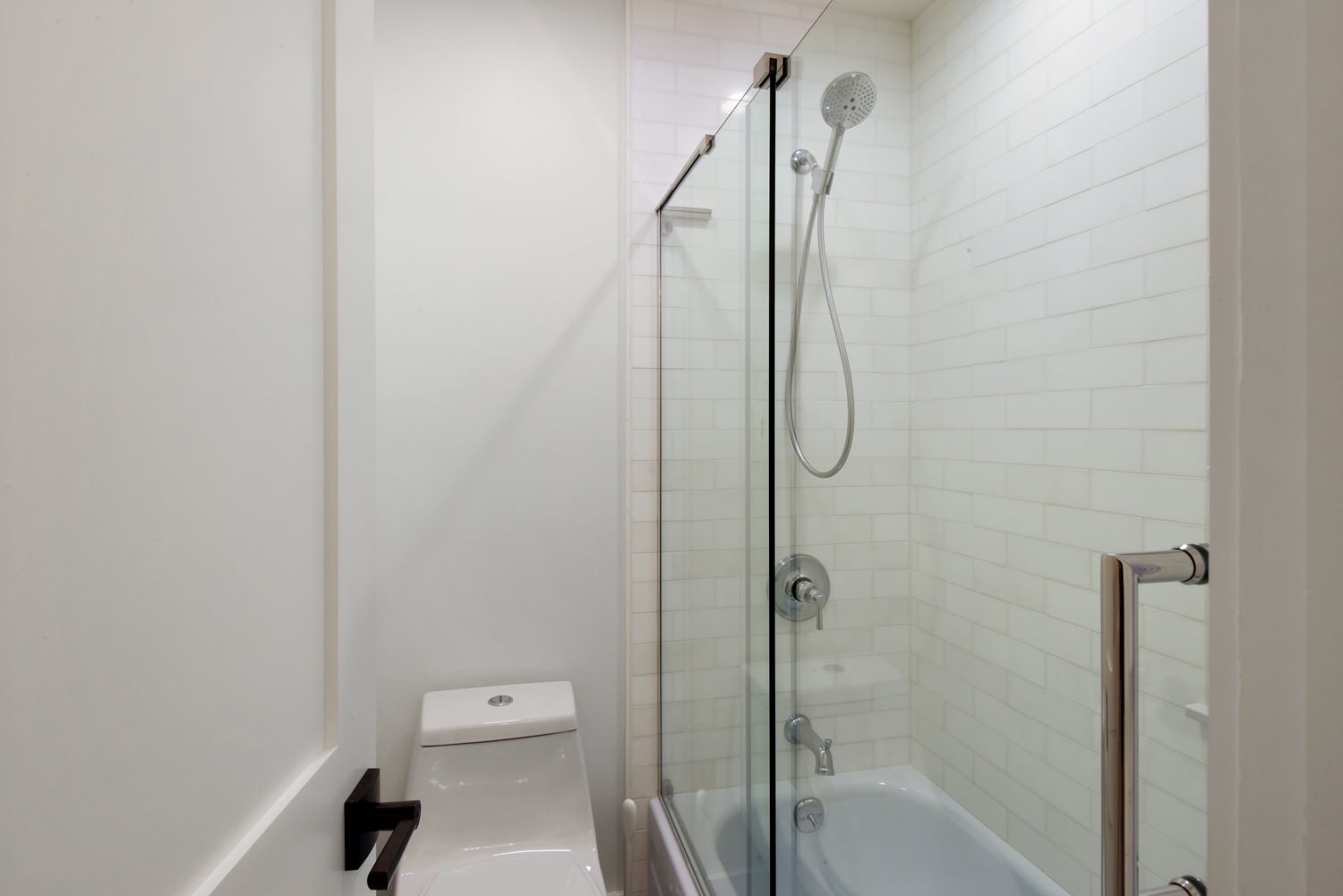 Bathroom 3 Jack & Jill style between bedroom 3 & 4 with shower/tub combo (1st floor)