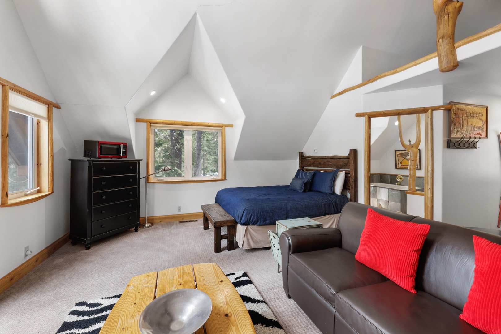 Studio above the garage with Queen and 2 Twin Beds