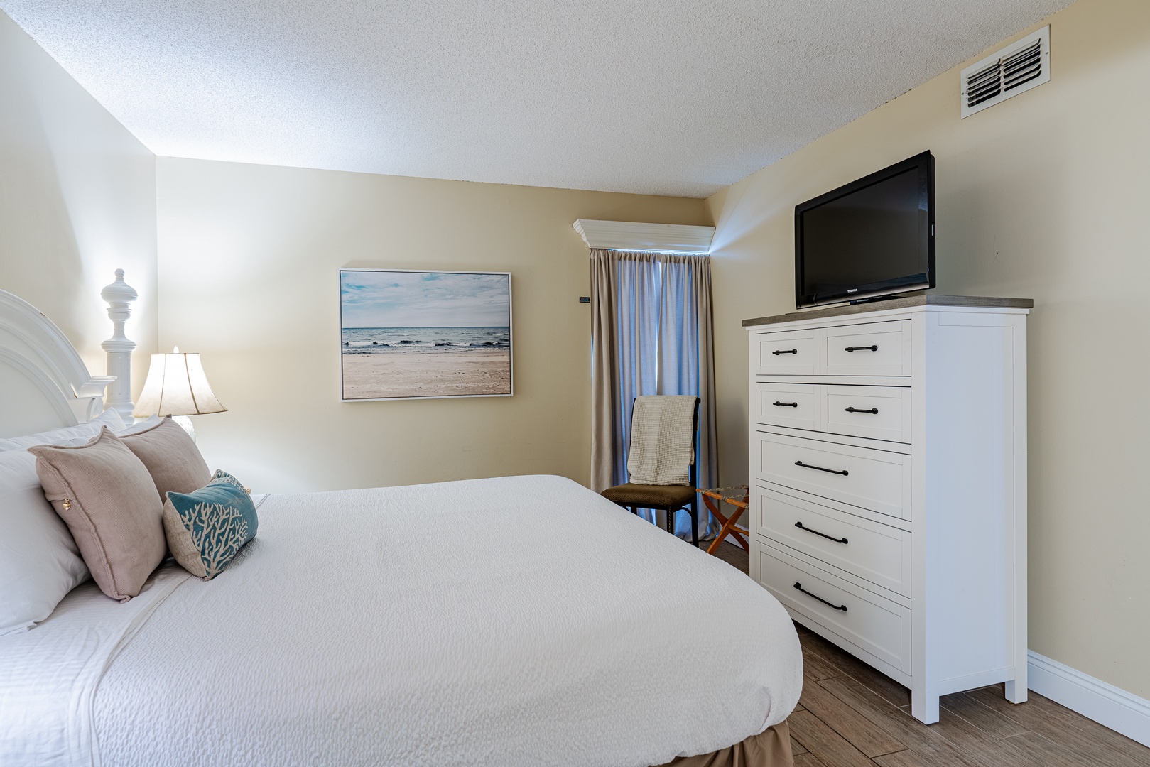 Bedroom that includes a TV.