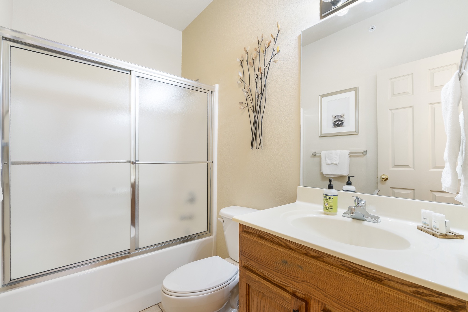En-suite bathroom with shower/tub combo