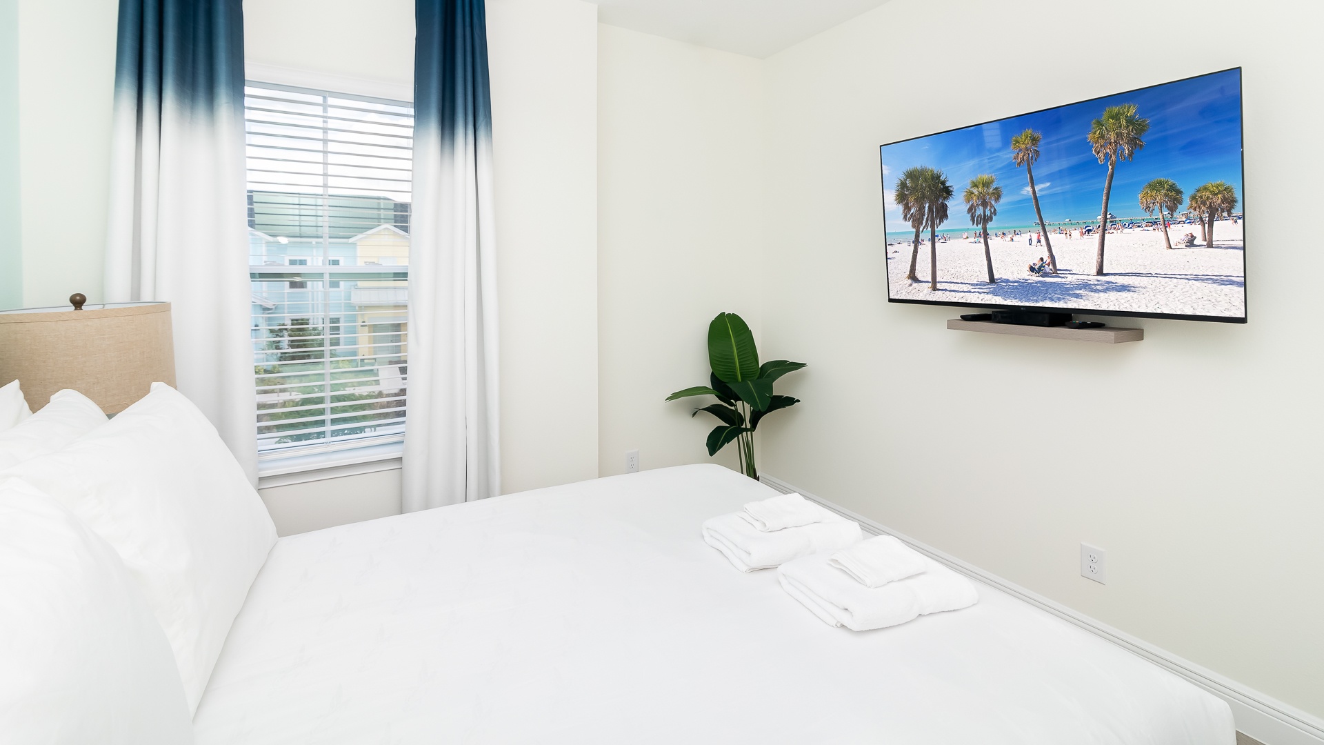 Bedroom 3:1st Floor Queen Bedroom with Smart TV, ceiling fan with remote