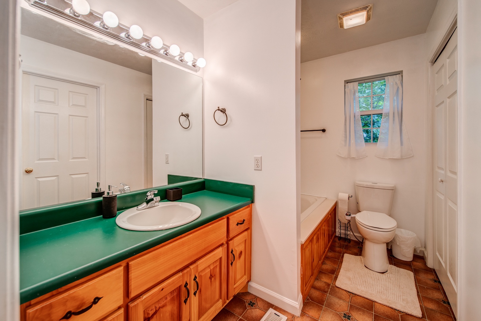 The primary queen en suite includes an oversized single vanity & jetted tub