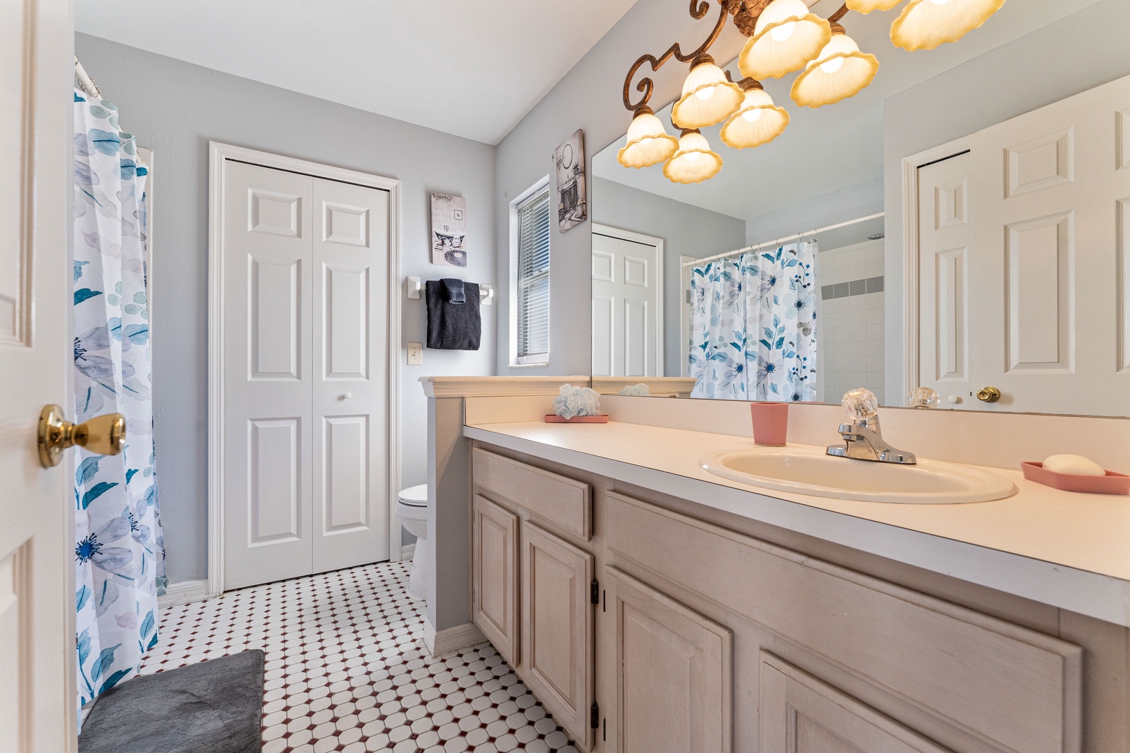 Ensuite bathroom with shower/tub combo