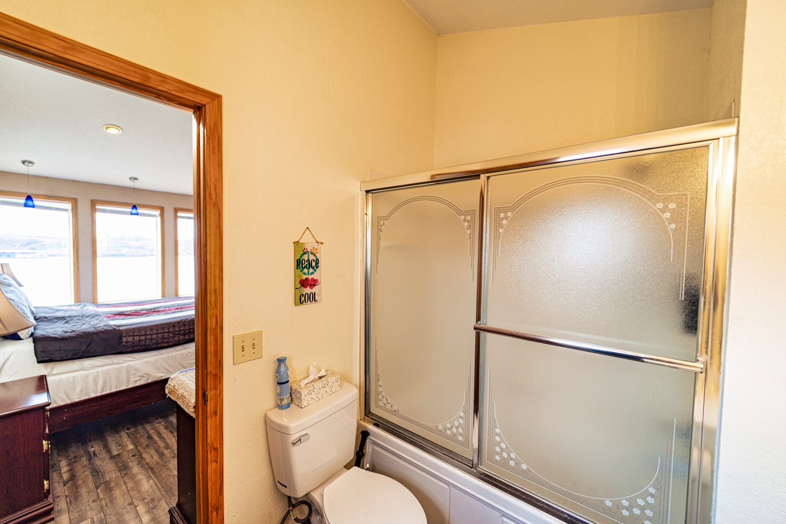 Bathroom 1 en-suite with shower/tub combo