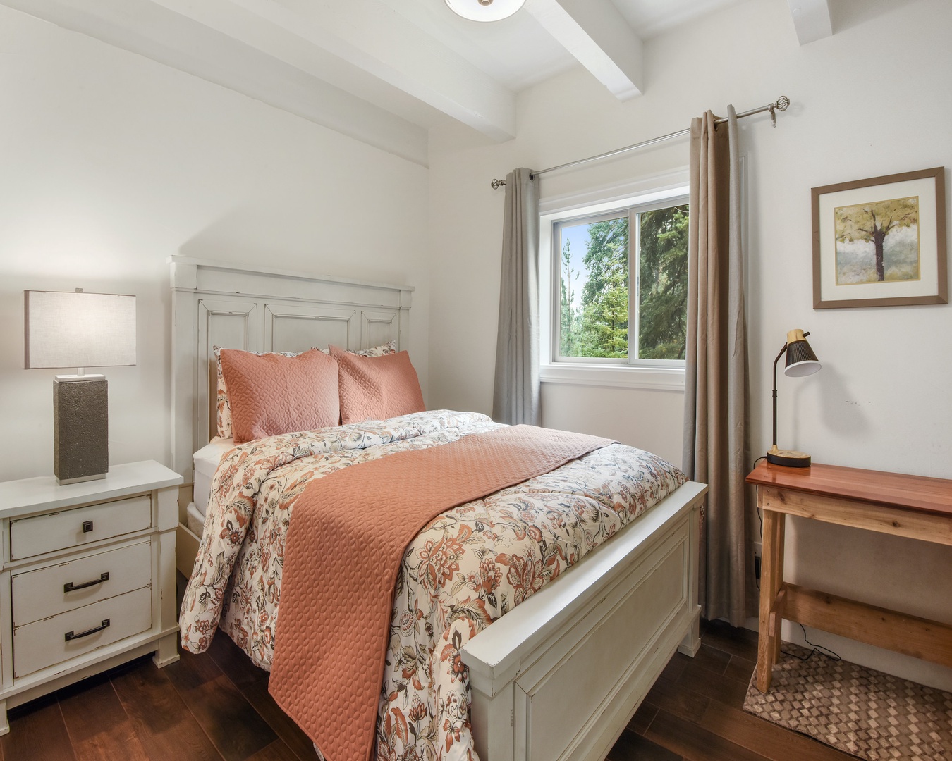 2nd bedroom: Queen bed (3rd floor)