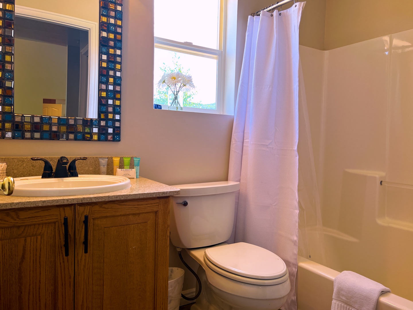 Bathroom 4 with shower/tub combo