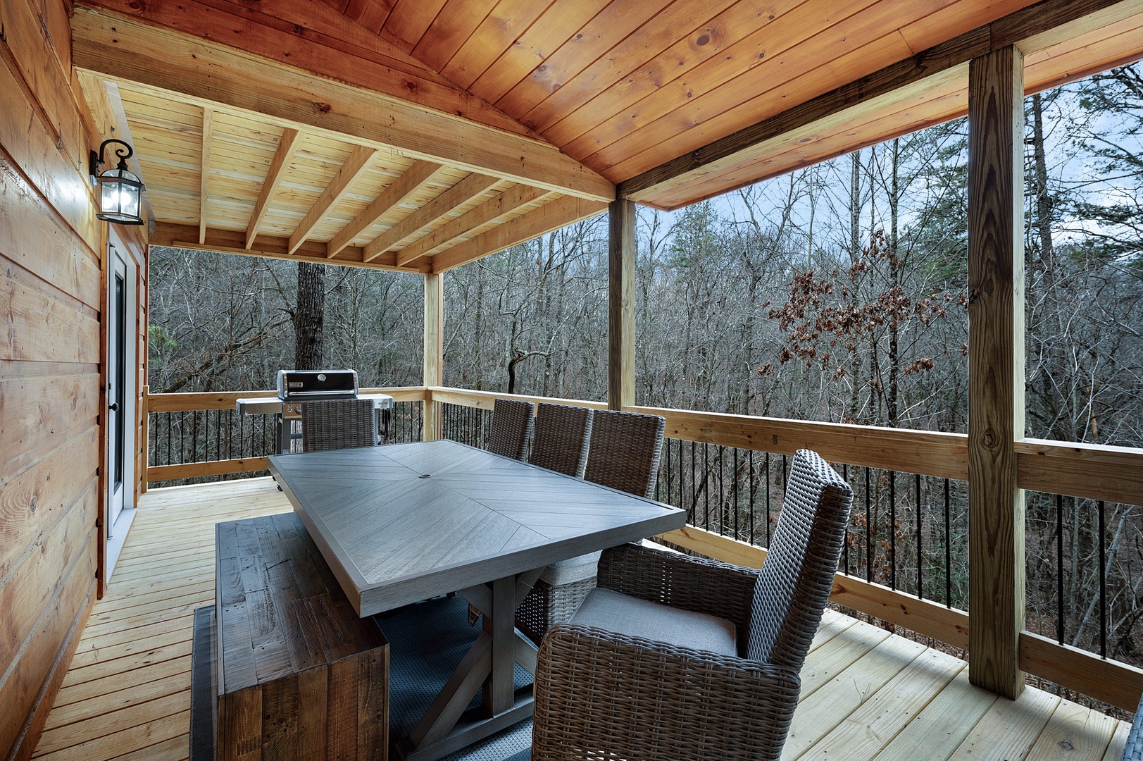 Main level deck – outdoor dining for 8
