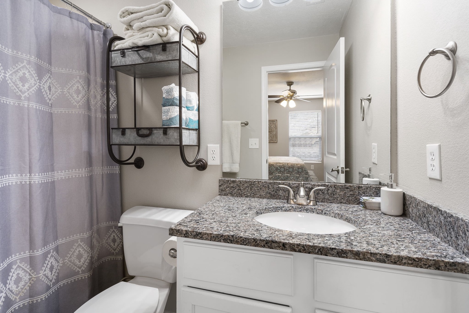 Unit 4: Bathroom 2 private en-suite with shower/tub combo