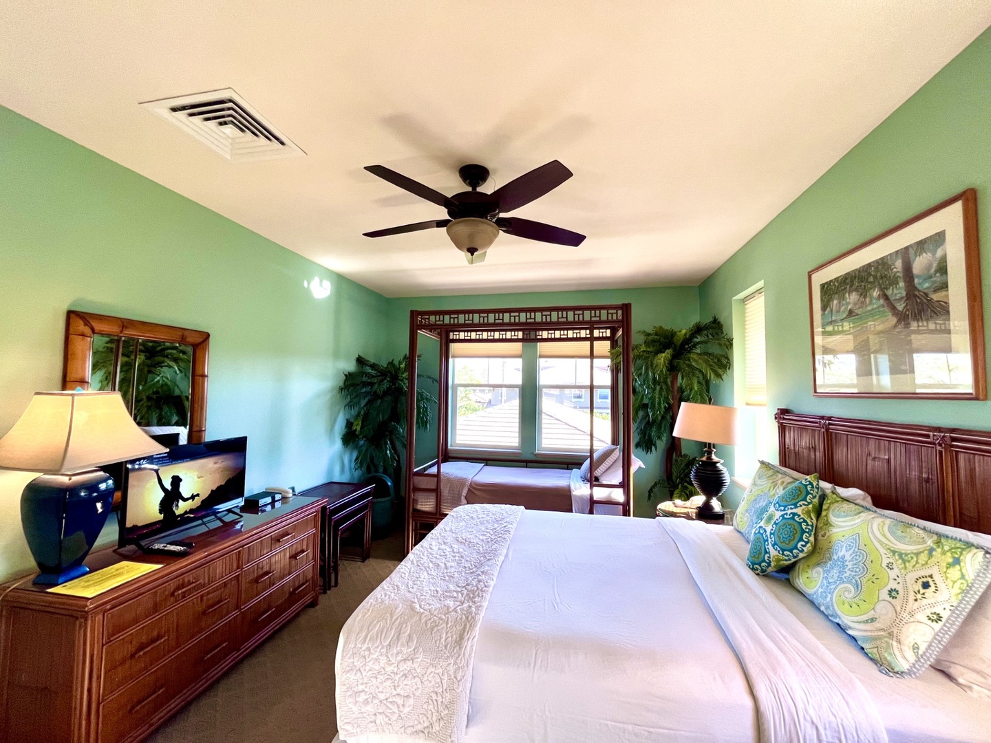 Guest bedroom with Queen sized bed