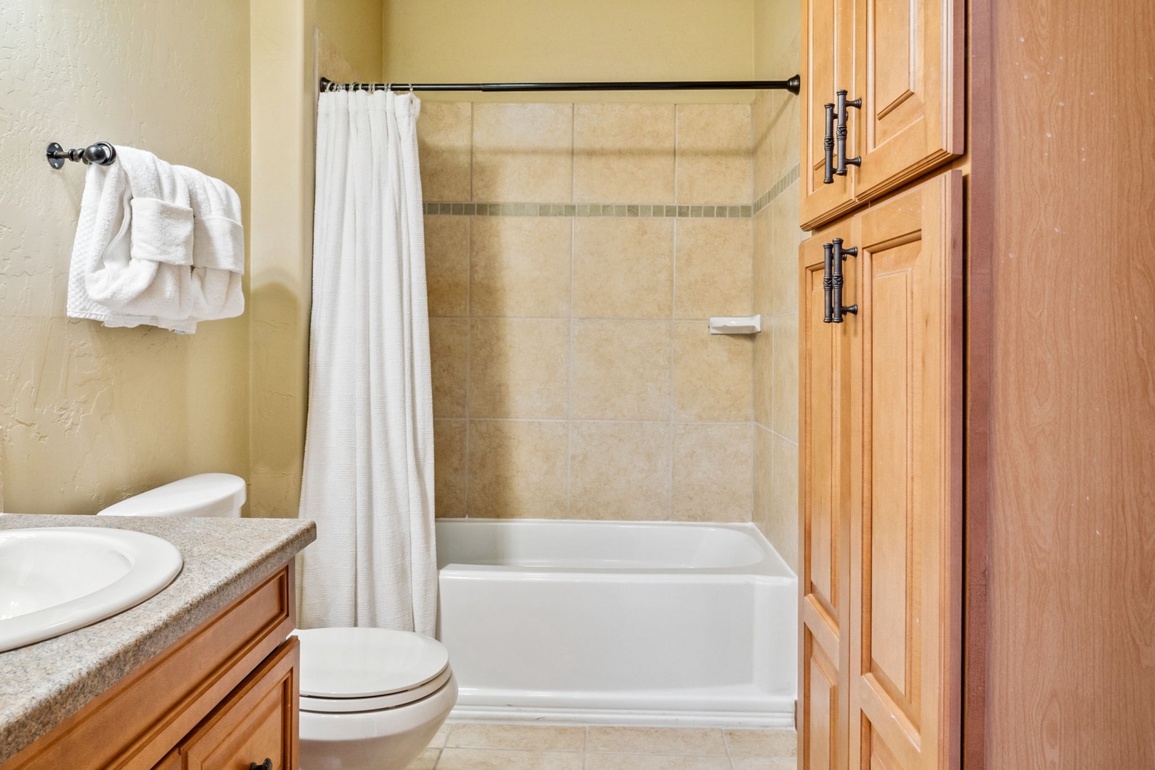 Refresh in this full bathroom, with a double vanity & shower/tub combo?