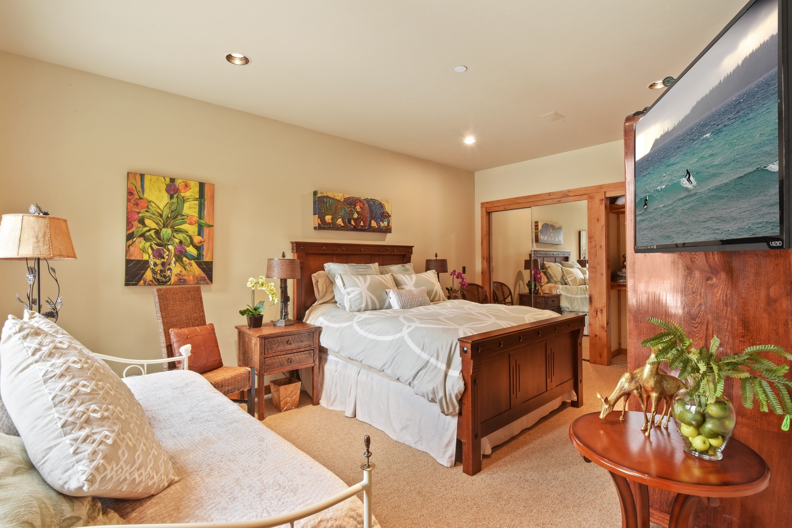 4th bedroom (ground floor): Queen bed, futon/daybed, Smart TV, DVD player