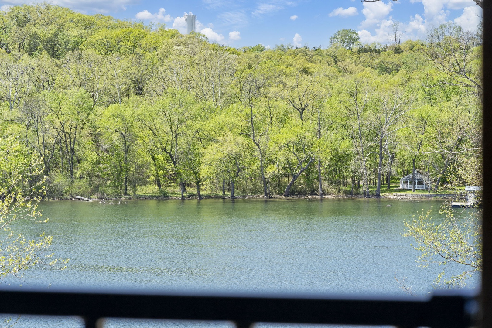 Take in glorious views of Branson’s Lake Taneycomo right from your back deck