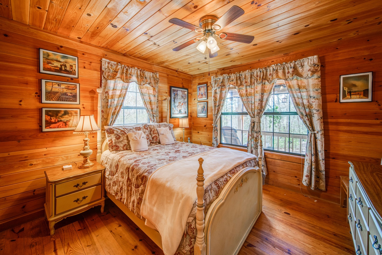 (Main Cabin) Charming First Floor Full Bedroom with TV