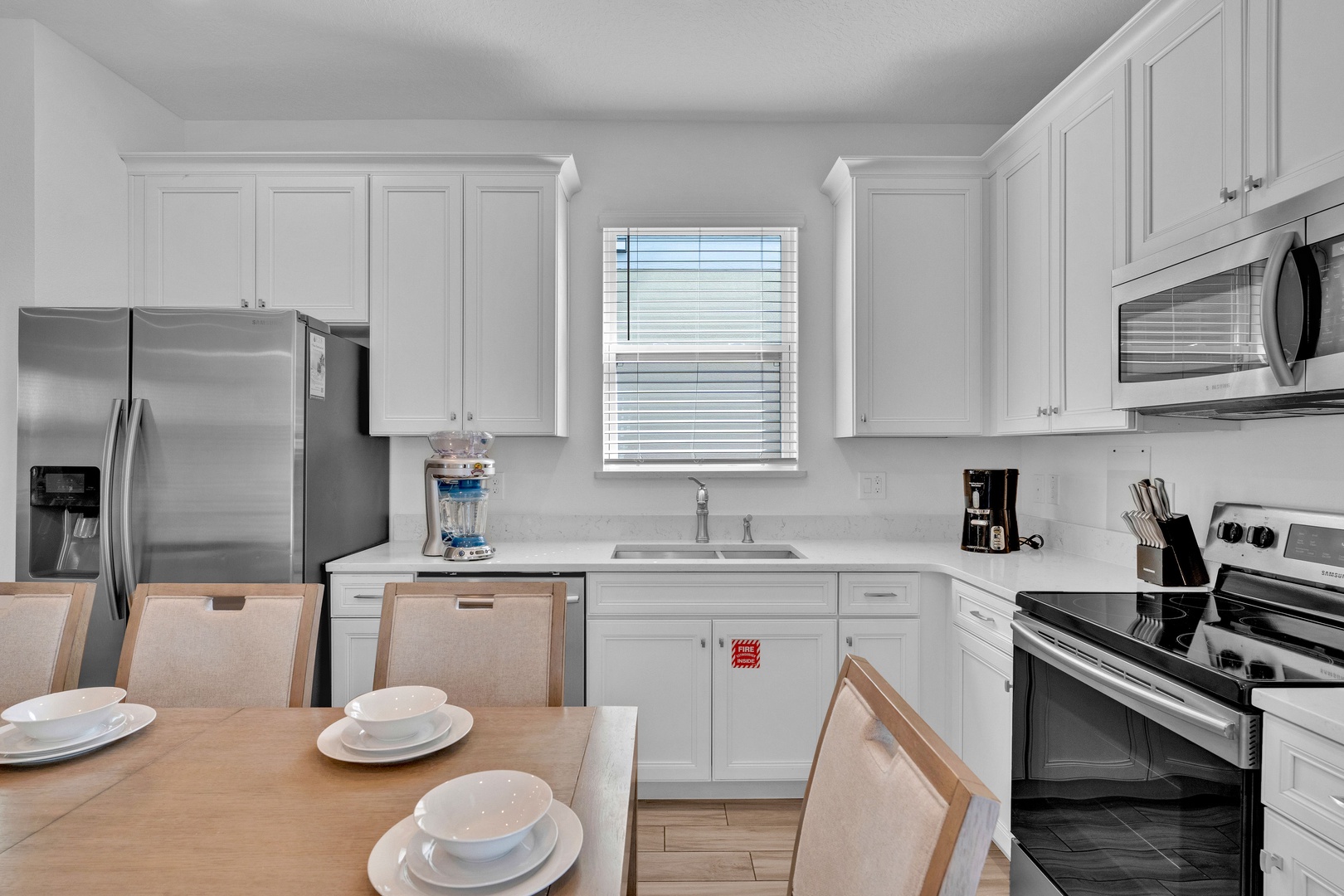 Dining table with seating for 8 and full kitchen