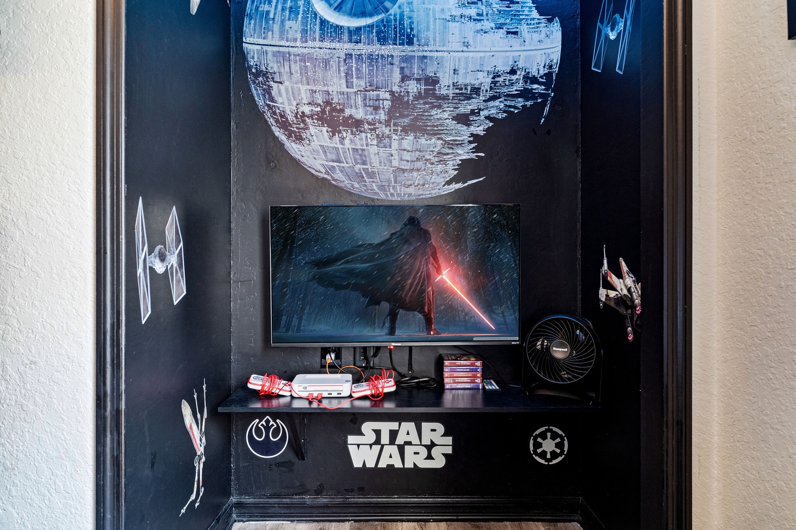 Feel the force in this Star Wars bedroom with bunks, smart TV, & games