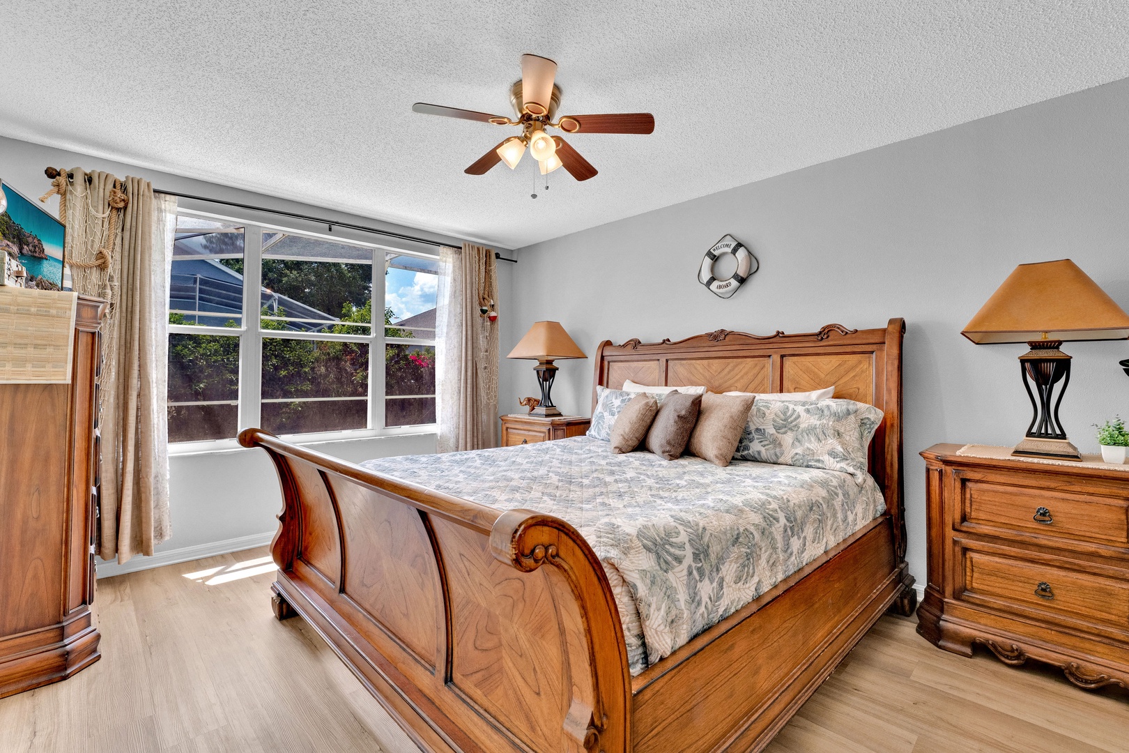 Bedroom 2 Jungle Cruise themed with king bed, Smart Tv, and ensuite