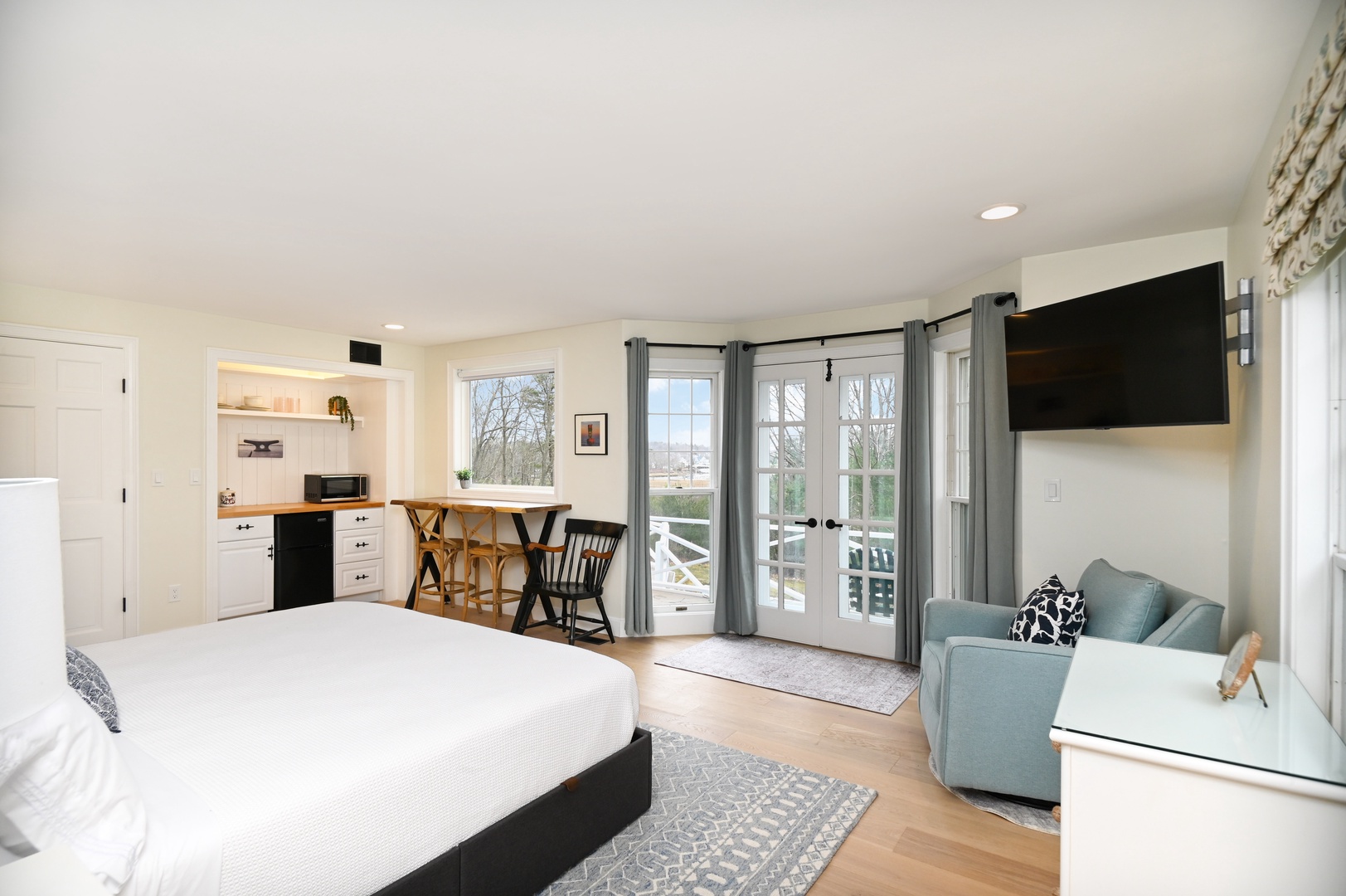 Harbor View’s breezy studio boasts a plush king bed, ensuite, TV, & cozy kitchenette