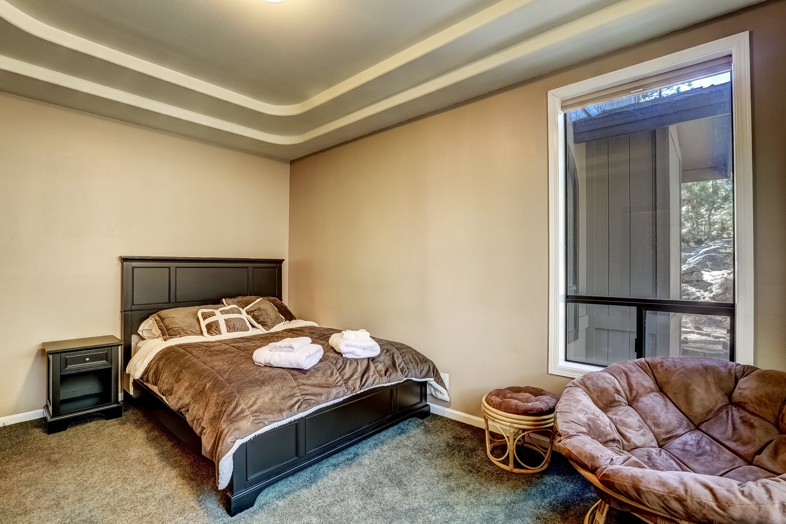 1st master bedroom: Queen bed with en suite bathroom (1st floor)