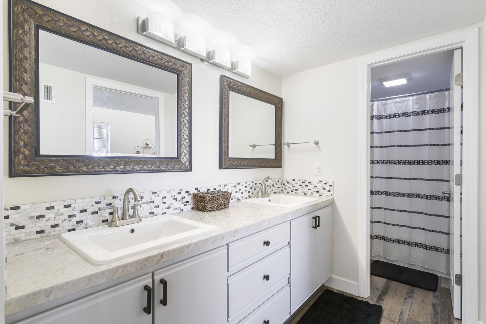 Bathroom 1 shared en-suite with shower/tub combo (main floor)