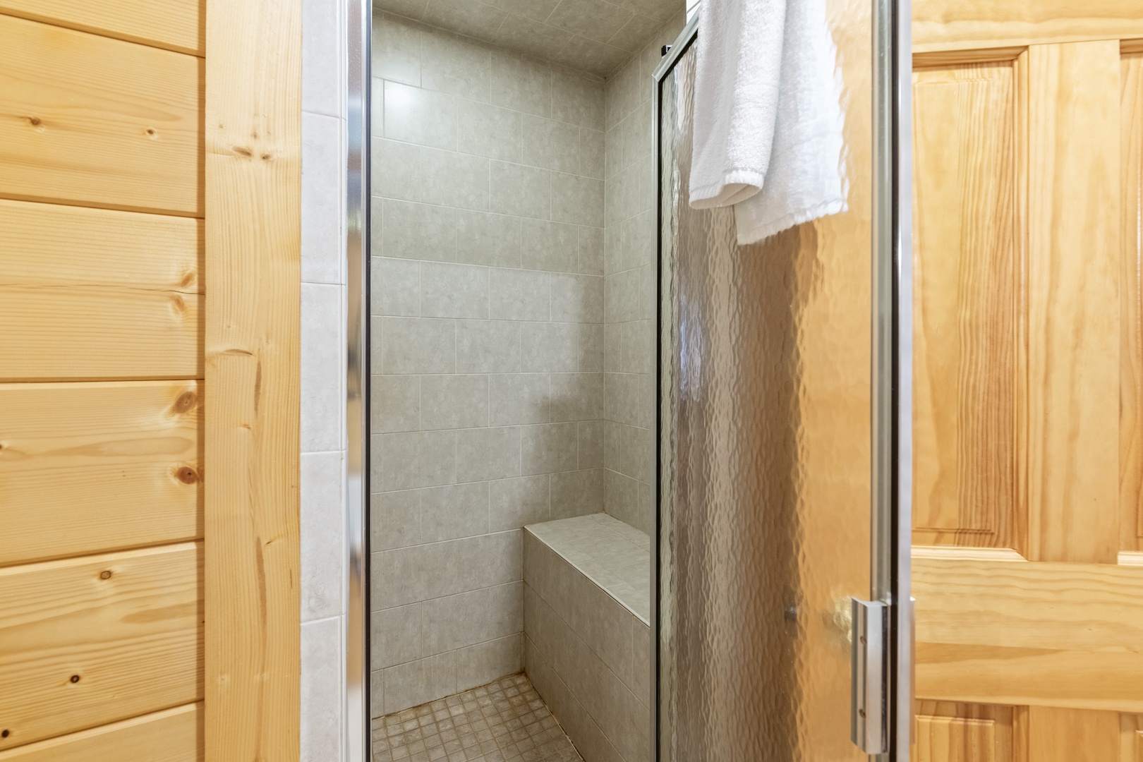 Bathroom 1 en-suite with jetted tub & walk-in shower