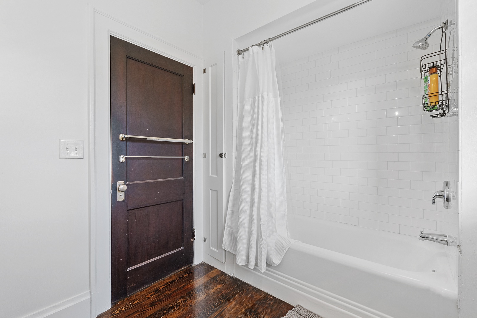 This full bath offers a large single vanity & shower/tub combo