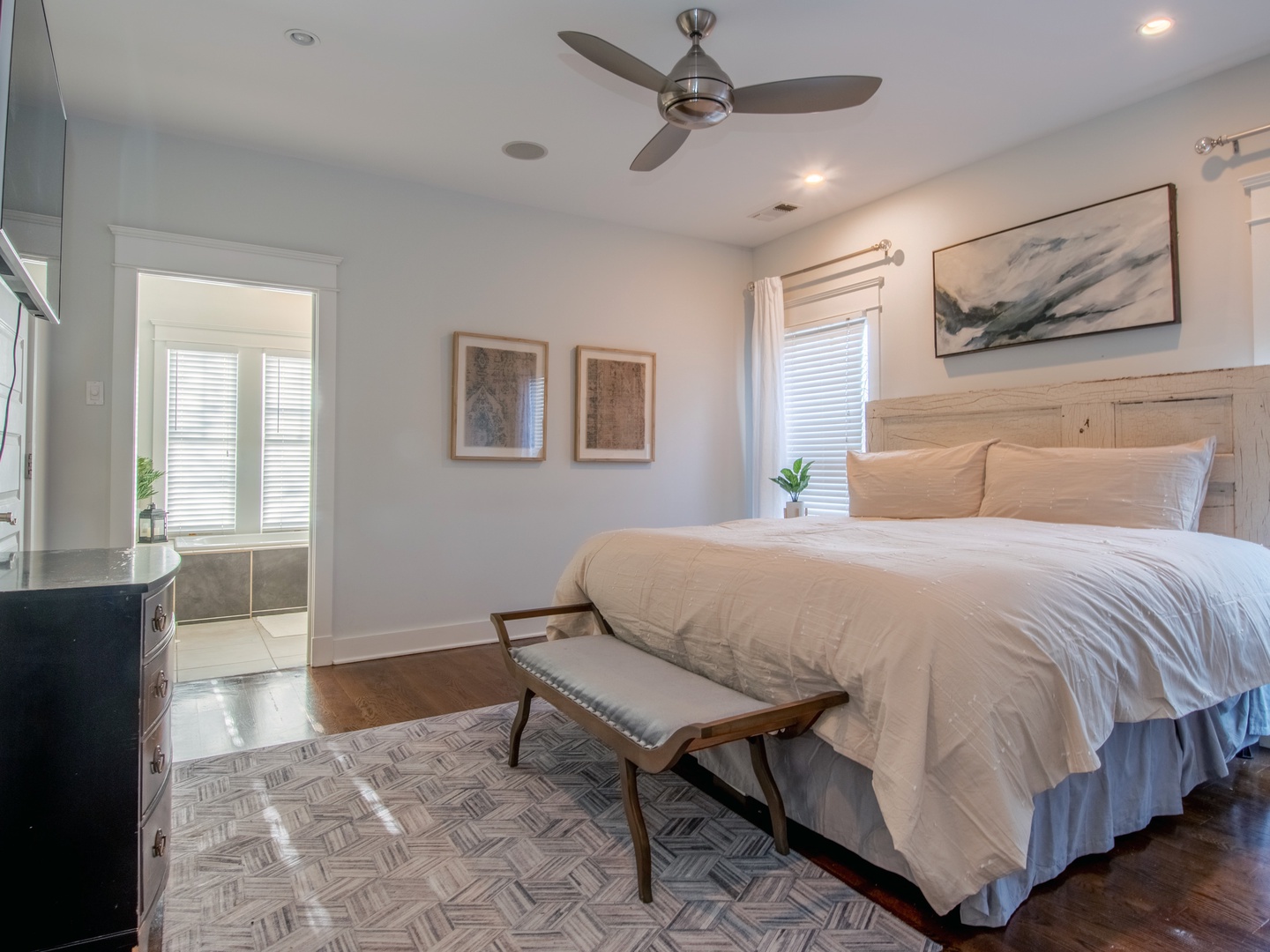 Bedroom 1 with King, Smart TV, and en suite (2nd floor)
