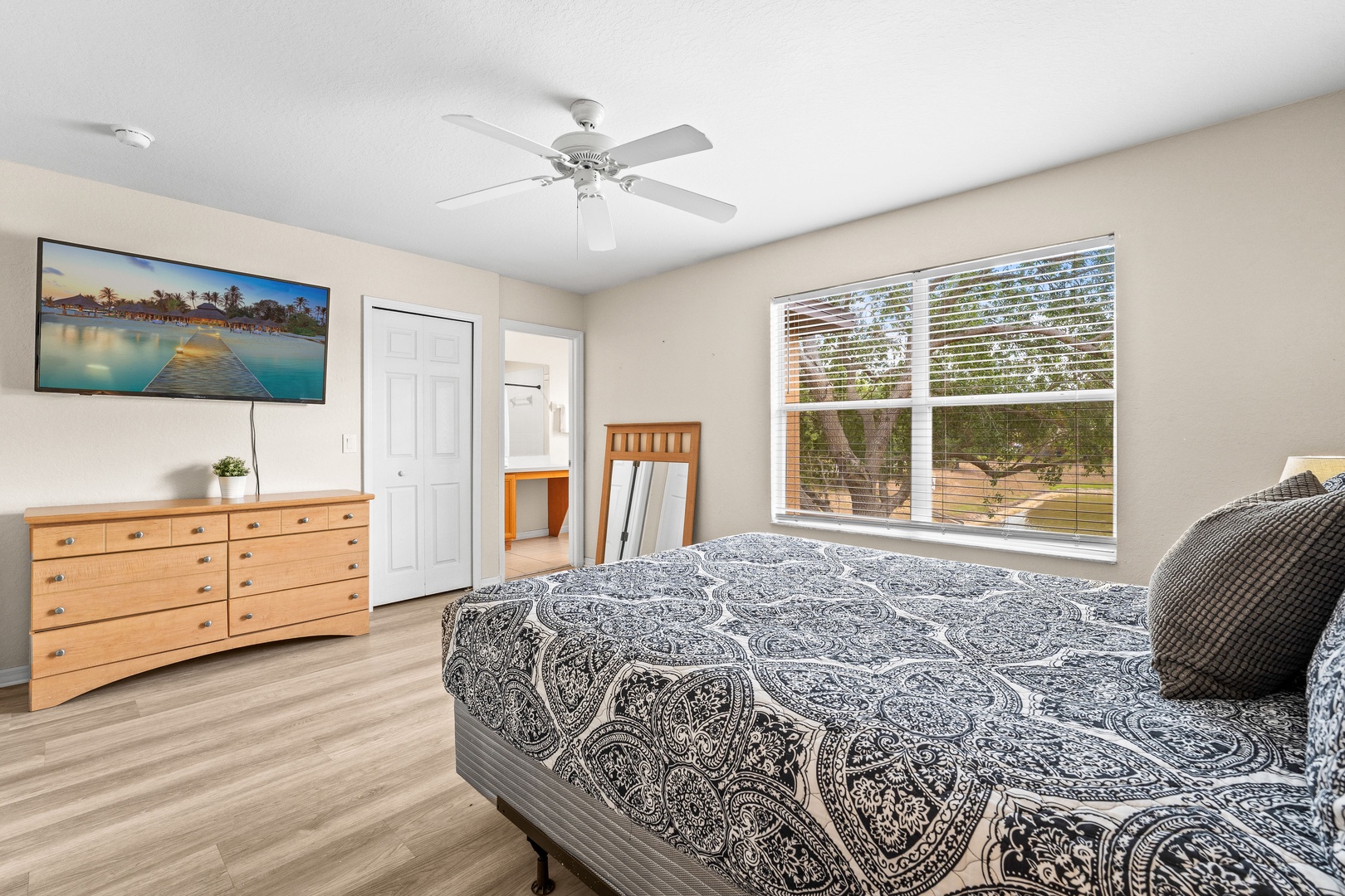 This queen suite boasts an ensuite, smart TV, & ceiling fan
