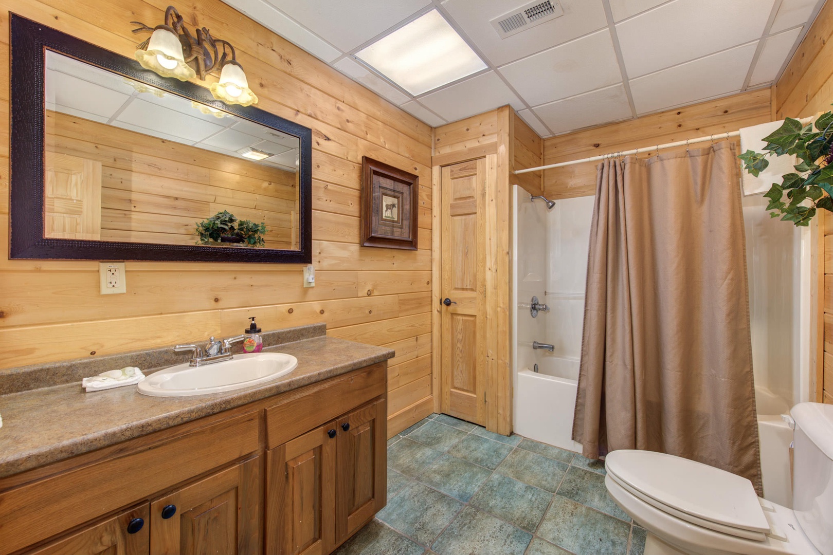 Bathroom 6 en-suite to bedroom 6 with shower/tub combo