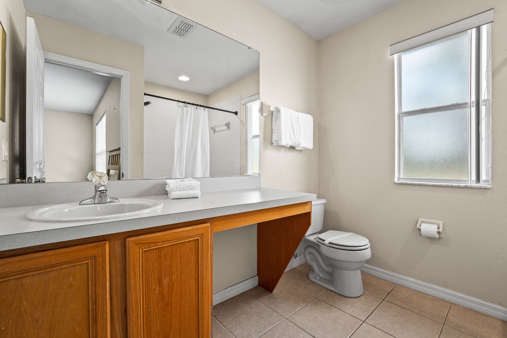 Ensuite bath with shower/tub combo