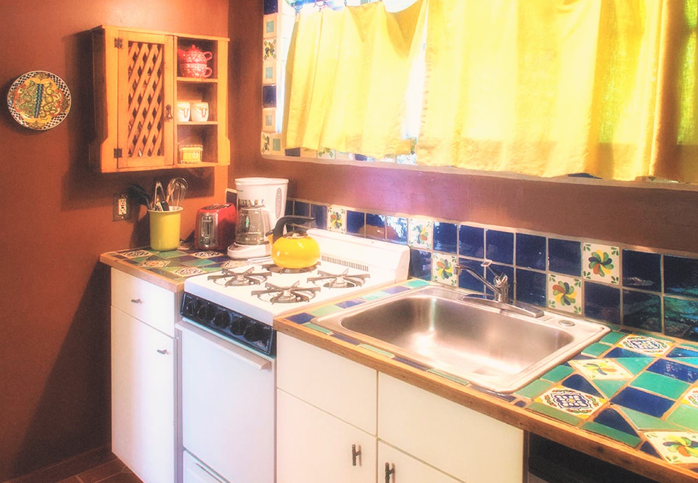 Fully equipped sit down eat in kitchen – Coffee/Tea are provided