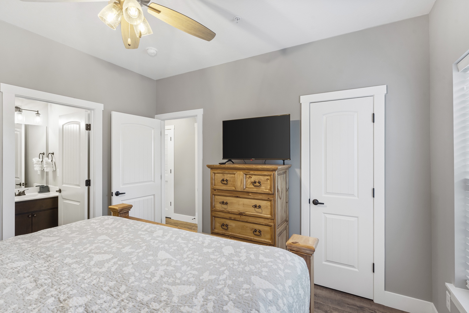 Bedroom 4 with King bed, Smart TV, and en-suite