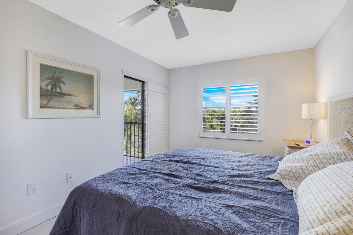 Master bedroom with King bed, en suite, and lanai access