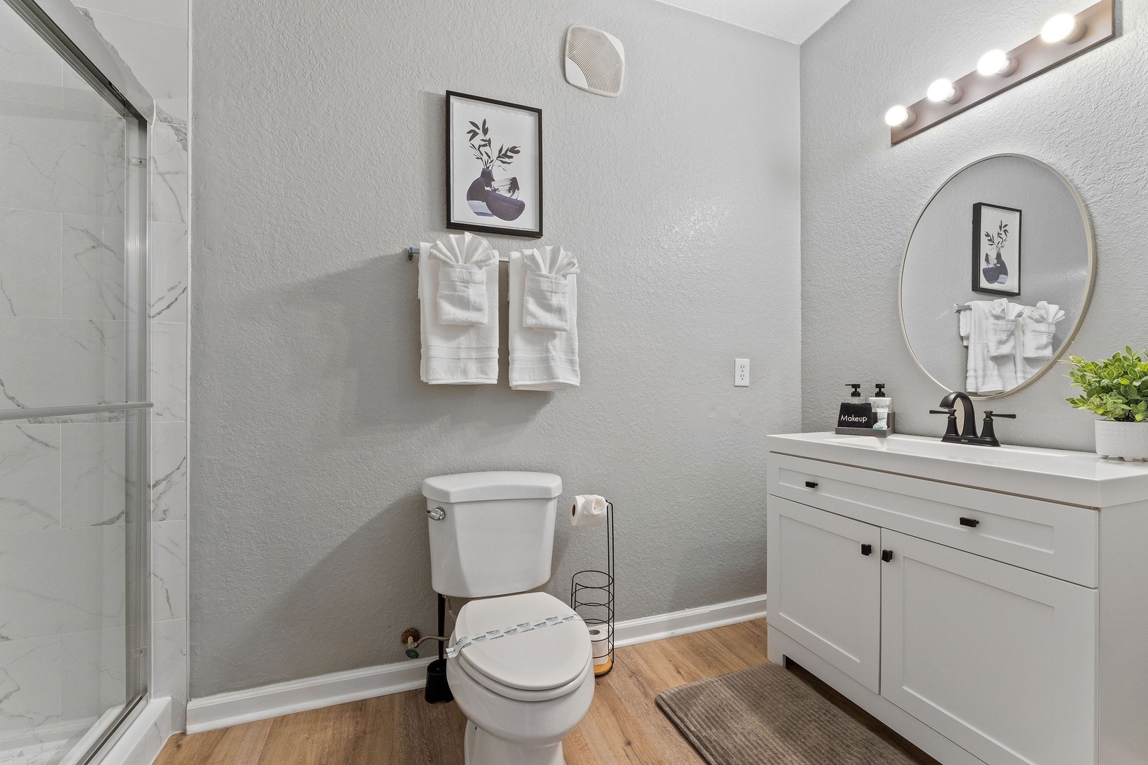 Ensuite bathroom with stand-up shower