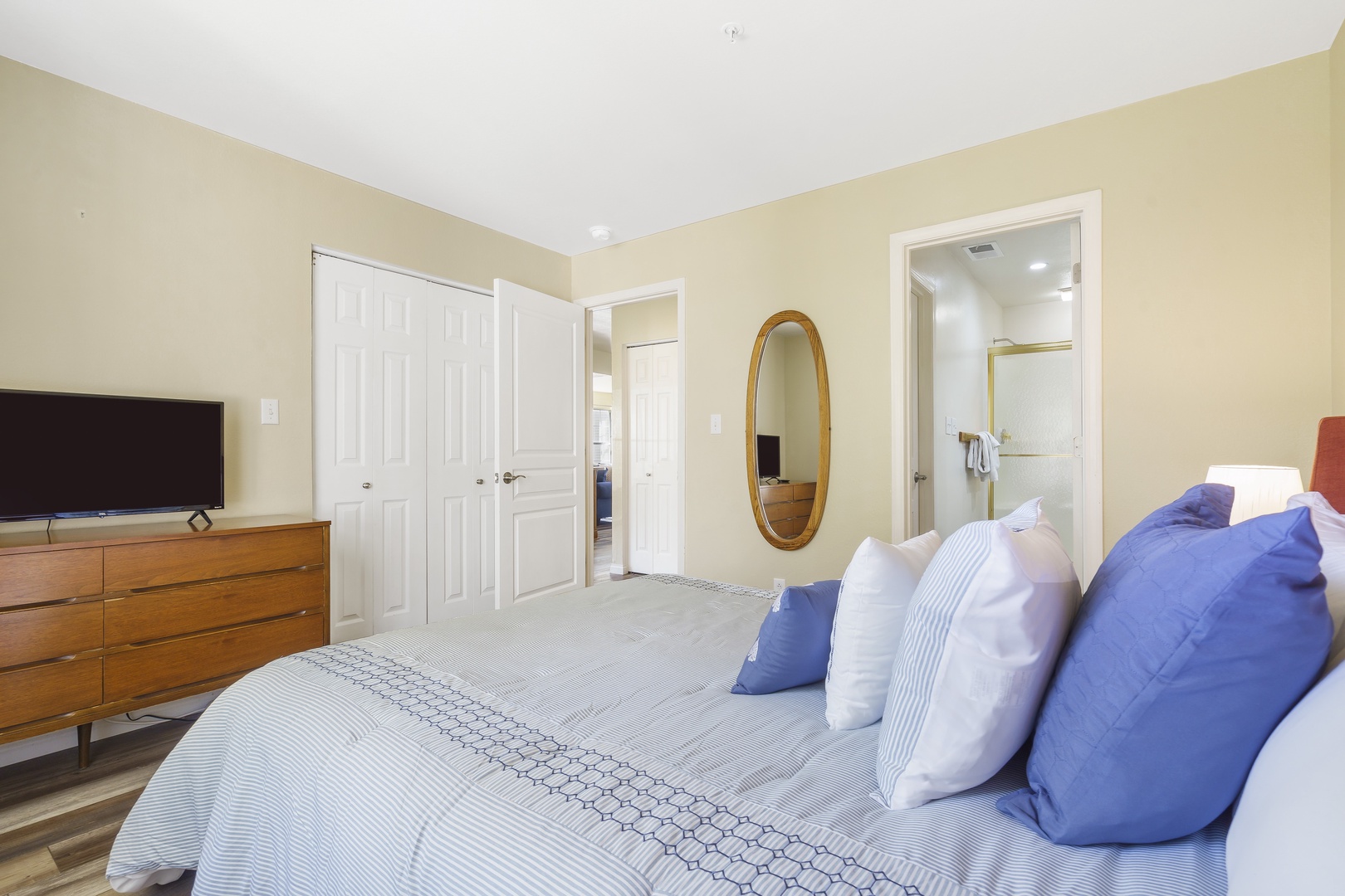 Bedroom 2 with Queen bed, TV, and shared en-suite