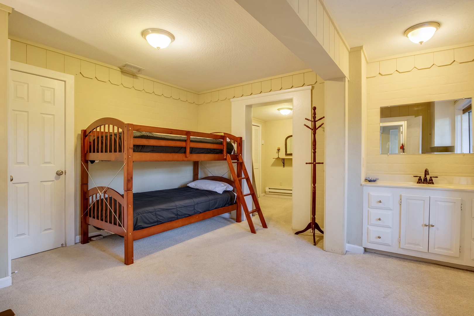 3rd bedroom: Twin bunkbed great for kids