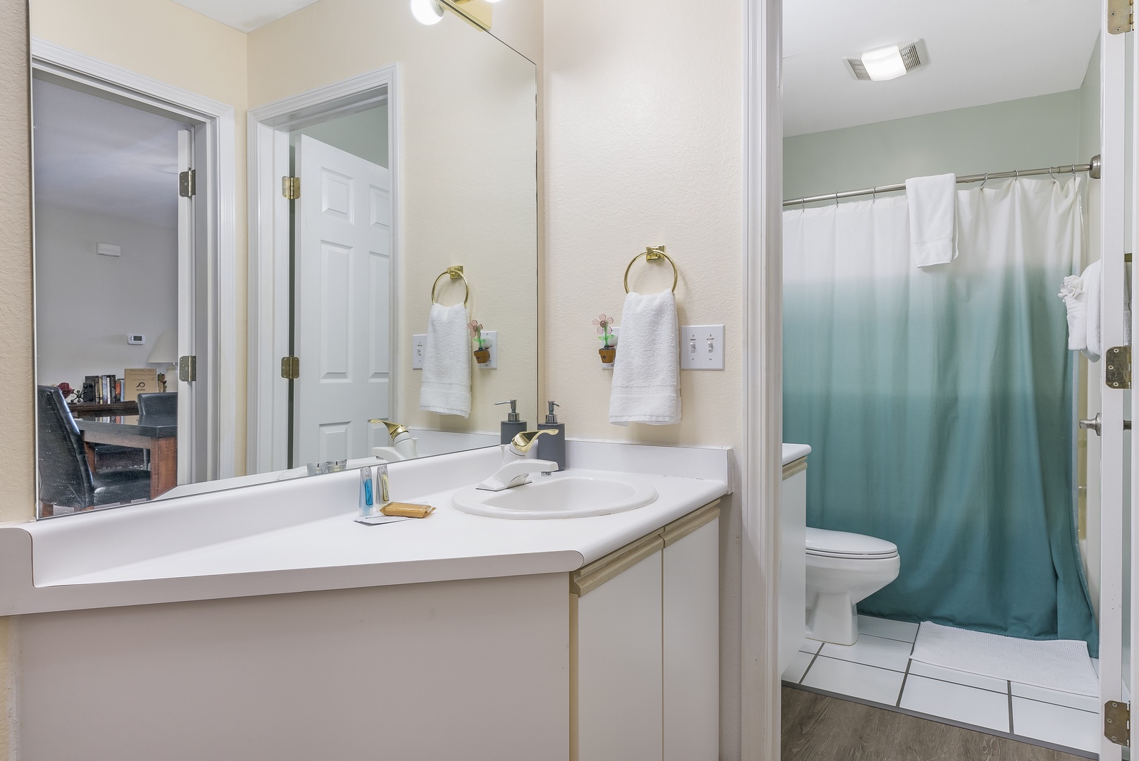 Bathroom #3 En-Suite with Shower/Tub Combo