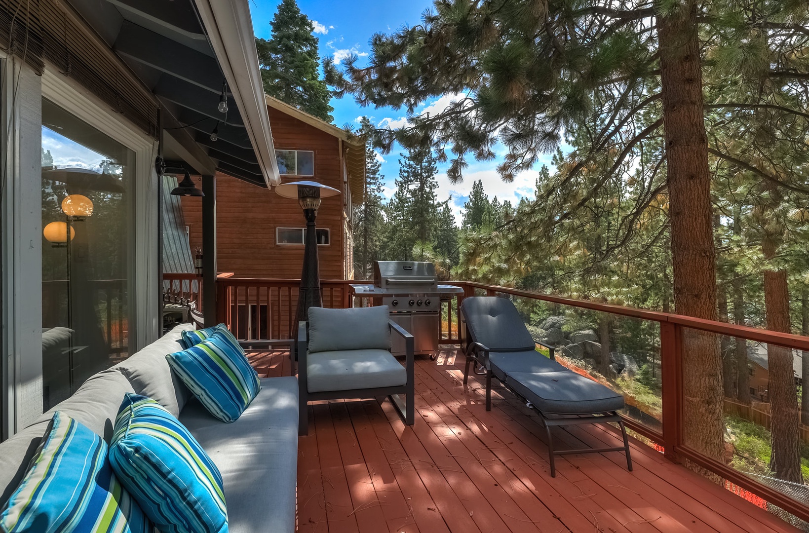 Large upper deck - perfect in Summer!