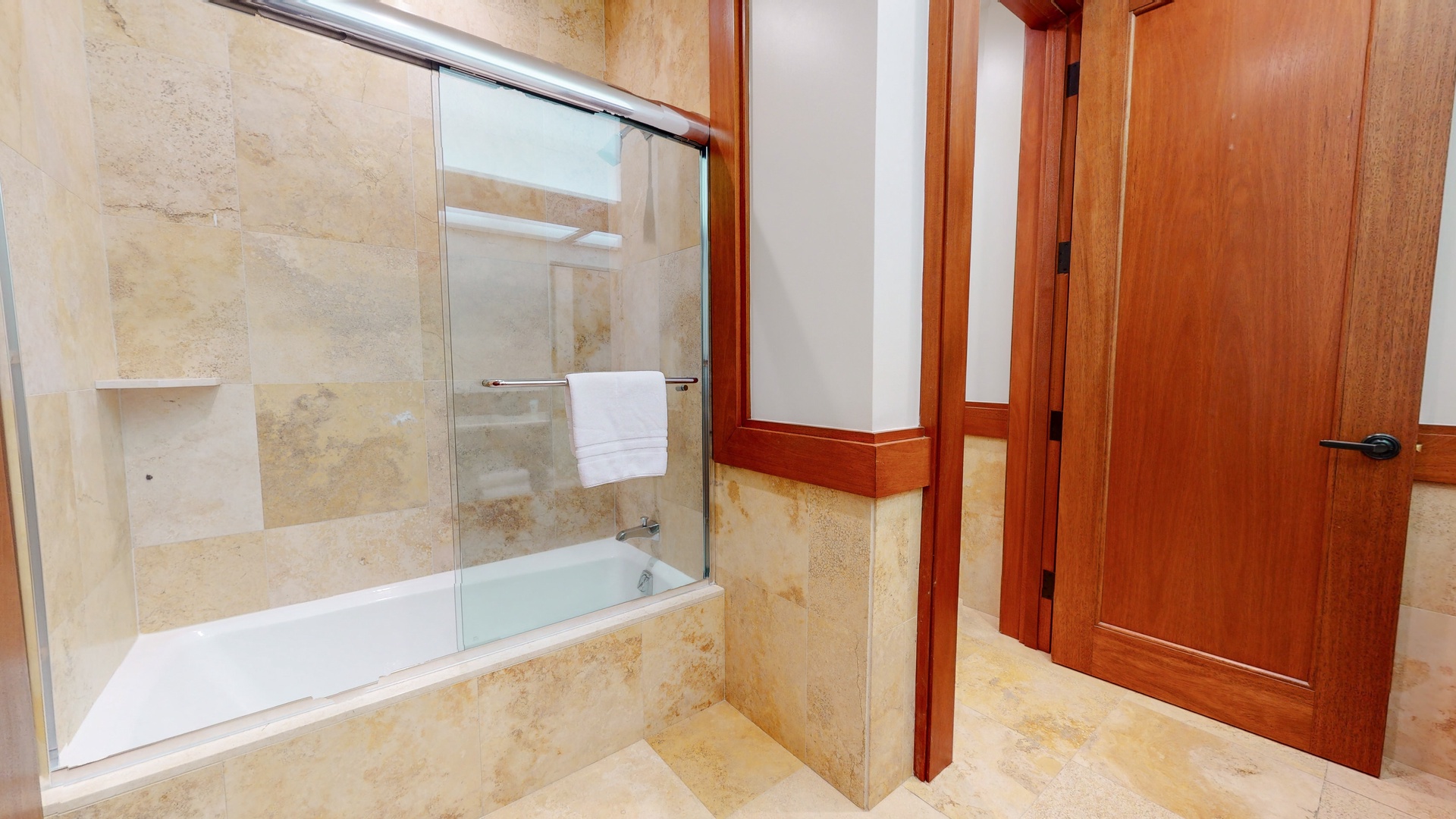Bathroom 6 en-suite with shower/tub combo (1st floor)