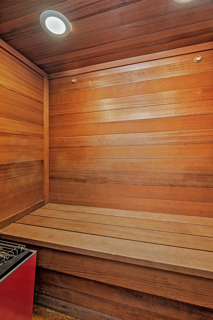 Private wood sauna, great after a long day!